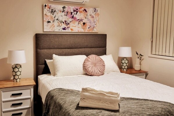 3 bedrooms, iron/ironing board, travel crib, free WiFi - Worrigee house near golf course and walk to shops (Worrigee)