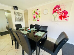 Dining - Worrigee 3BR/1BA Stay Heated Rooms Near Shops (Worrigee)