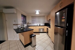 Fridge, microwave, oven, stovetop - Worrigee house near golf course and walk to shops (Worrigee)