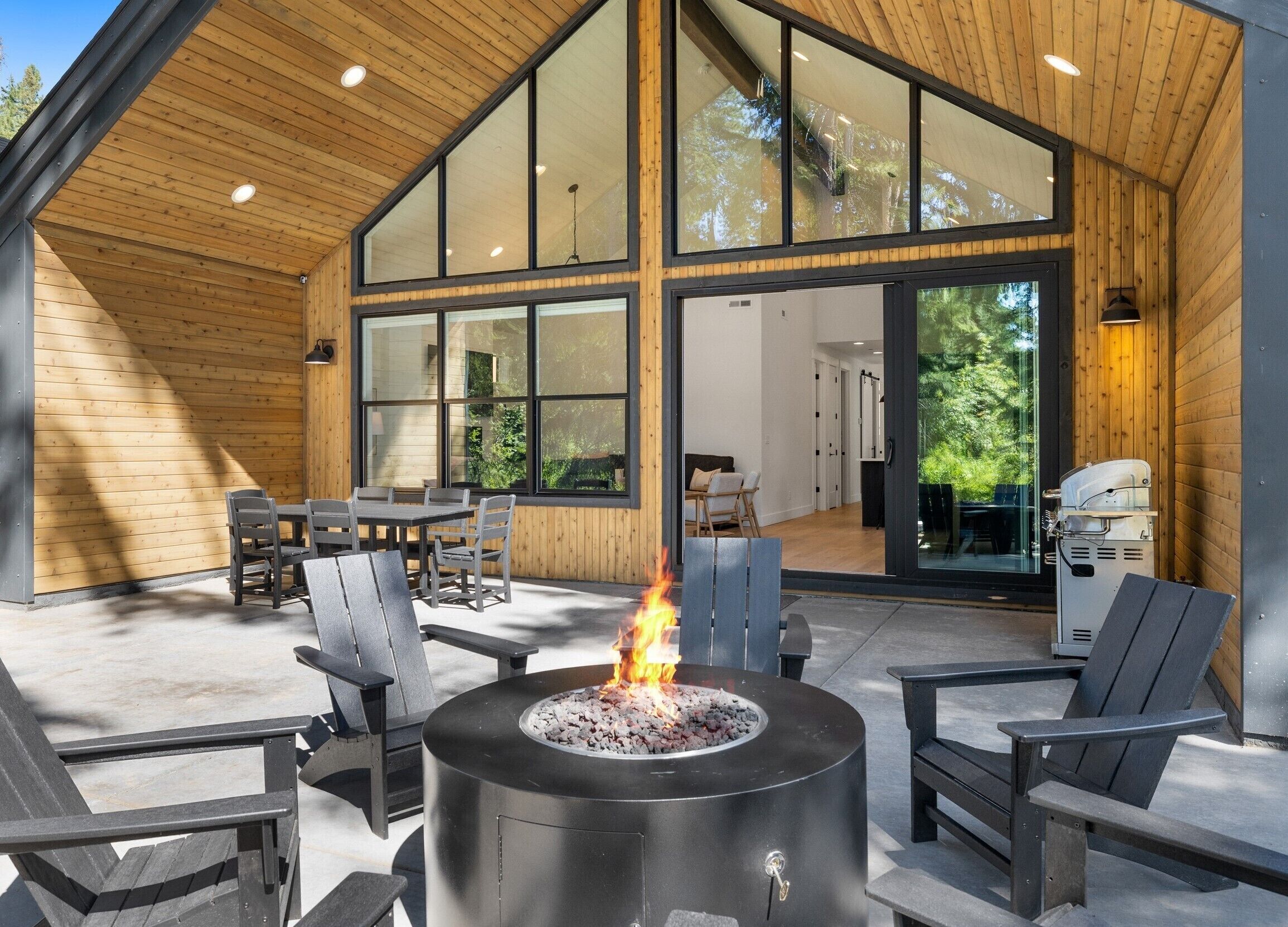 Suncadia NEW Modern Home + Detached Studio~ Hot Tub~ Game Rm~ Fire Pit~ Bunk Rm 