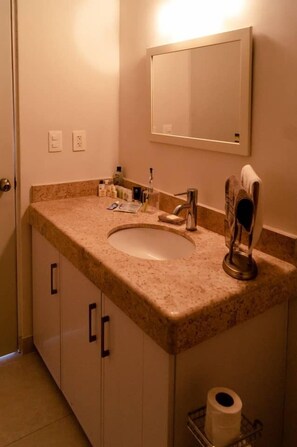 Bathroom - Luxury Unit in Progreso Residencial Condominium, 70m From the Sea, Tons of Amenities (Progreso)