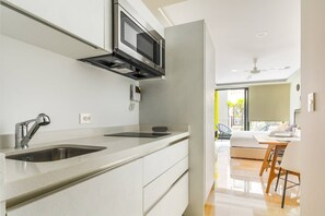 Refrigerador con congelador, microondas y parrilla de estufa 