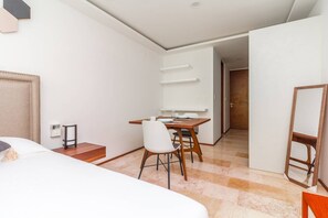 Espacio para trabajar con laptop, wifi y ropa de cama 