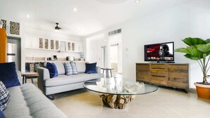 TV - 3 BR PH w Private Pool & Jacuzzi two Blocks From the Beach (Playa del Carmen)