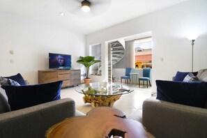 TV - 3 BR PH w Private Pool & Jacuzzi two Blocks From the Beach (Playa del Carmen)