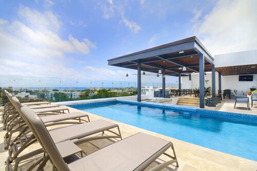 Amazing 3 BR With Beautiful Rooftop Views, 3 Blocks From the Beach