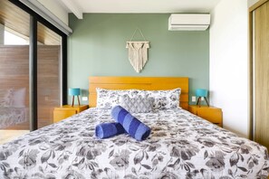 3 quartos, ferros/tábuas de passar roupa, roupa de cama
