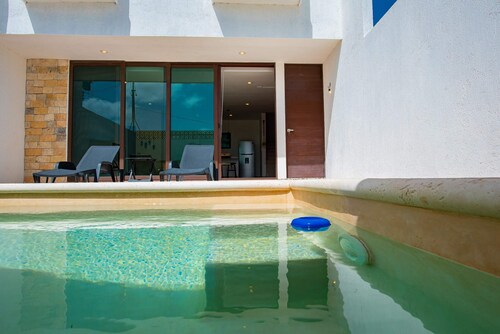 New Modern Villa, Private Pool, 2 Blocks From the Beach, Sleeps 6!!!
