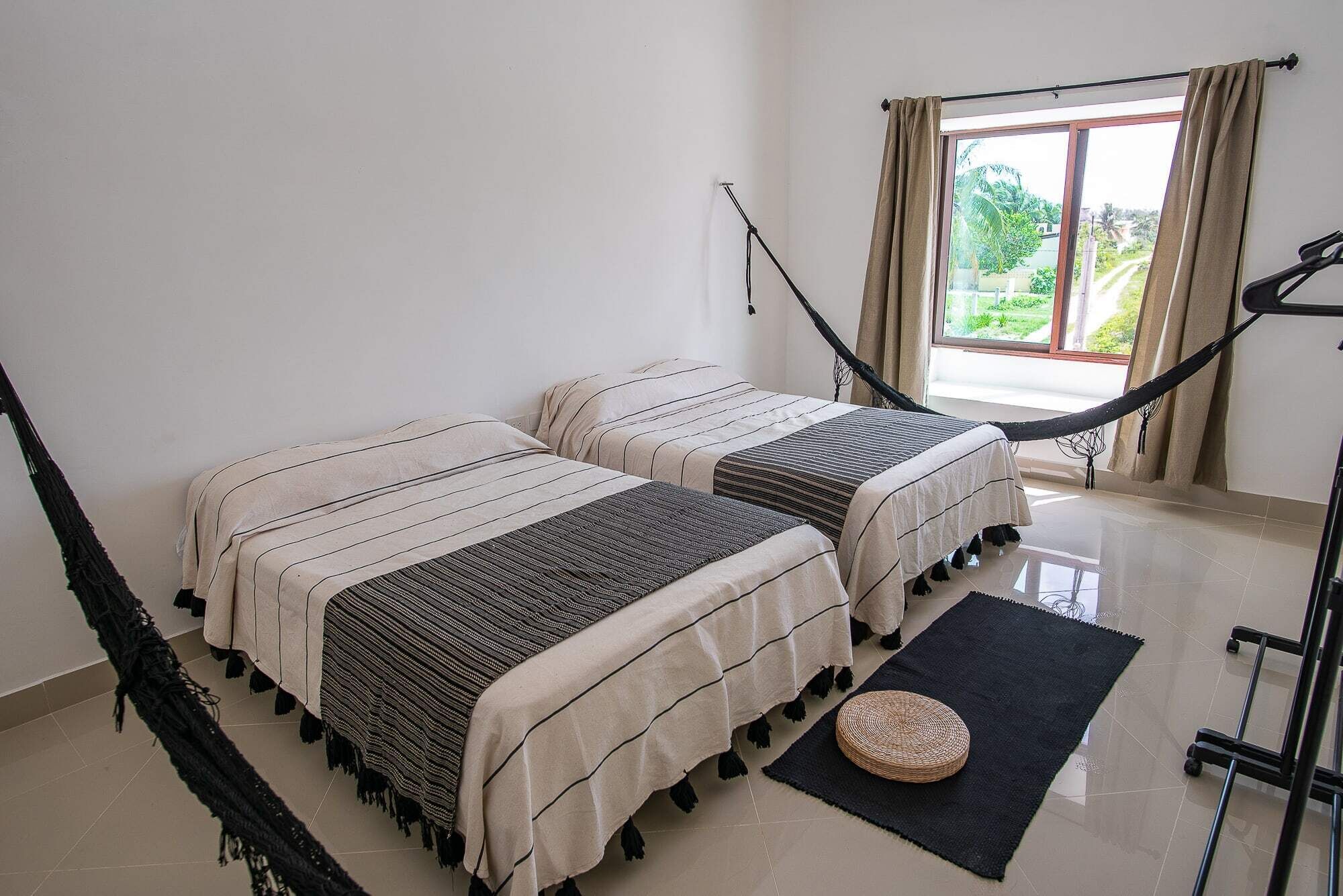 2 kamar tidur, ruang kerja ramah laptop, dan setrika/meja setrika