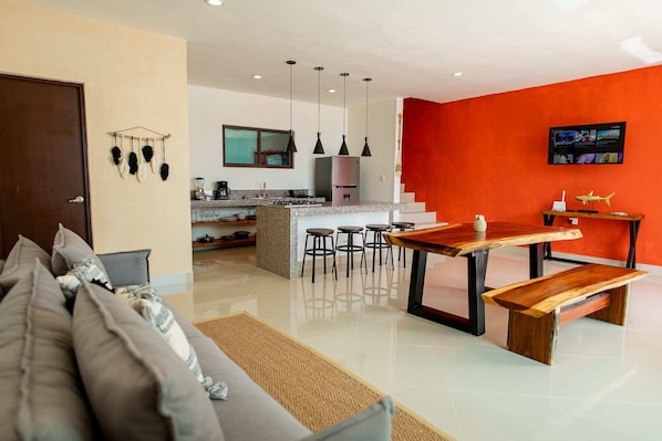 TV - New Modern Villa, Private Pool, 2 Blocks From the Beach, Sleeps 6!!! (Progreso)