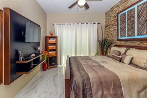 3 kamar tidur, ruang kerja ramah laptop, dan setrika/meja setrika