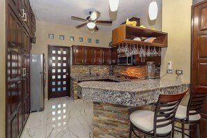 Microondas, horno, parrilla de estufa y utensilios de cocina 