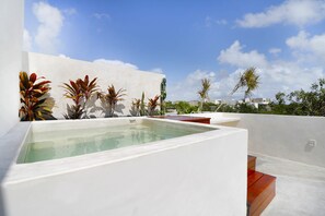 مغطس سبا خارجي