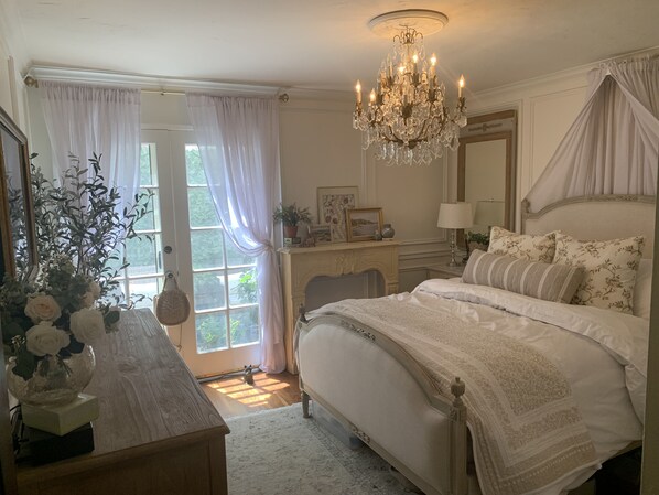 2 bedrooms, desk, WiFi, bed sheets - Romantic European-inspired condo -- 1 mile to the beach! (Santa Monica)