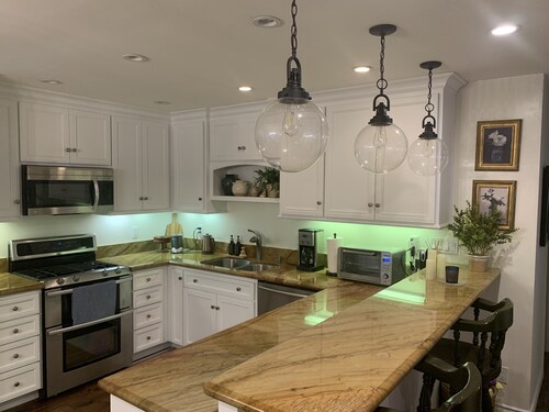 Romantic European-inspired condo -- 1 mile to the beach!