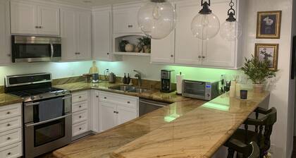 Romantic European-inspired condo -- 1 mile to the beach!