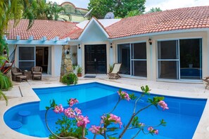 Una piscina al aire libre