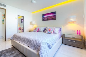 2 bedrooms, laptop workspace, iron/ironing board, bed sheets - NEW Condo, Gym, Downtown Location , Sleeps 5!! (Playa del Carmen)