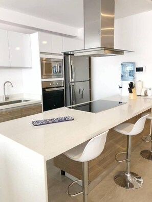 Microondas, horno, parrilla de estufa y lavavajillas 