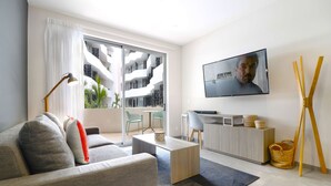 TV - Amazing 1 Bedroom Apartment 3 Blocks From the Beach! (Playa del Carmen)