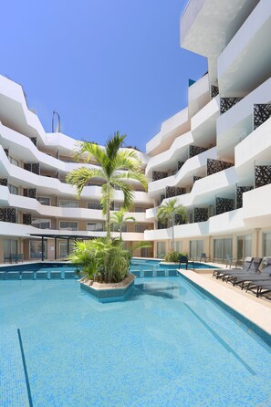 Pool - Amazing 1 Bedroom Apartment 3 Blocks From the Beach! (Playa del Carmen)