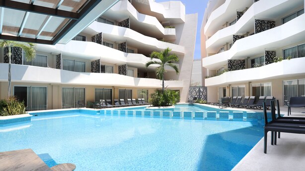 Outdoor pool - Amazing 1 Bedroom Apartment 3 Blocks From the Beach! (Playa del Carmen)