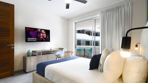 1 bedroom, laptop workspace, bed sheets - Amazing 1 Bedroom Apartment 3 Blocks From the Beach! (Playa del Carmen)