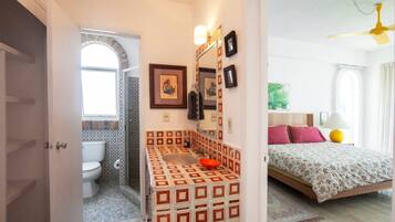 3 bedrooms, laptop workspace, iron/ironing board, bed sheets