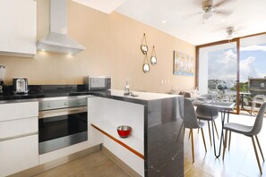 Microwave, oven, stovetop, cookware/dishes/utensils - Brand New Condo, Great Location (Playa del Carmen)