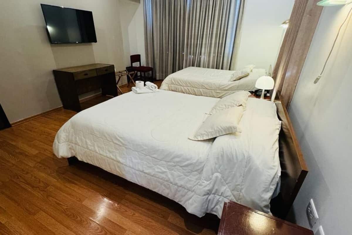 Cortinas blackout, wifi gratis y ropa de cama