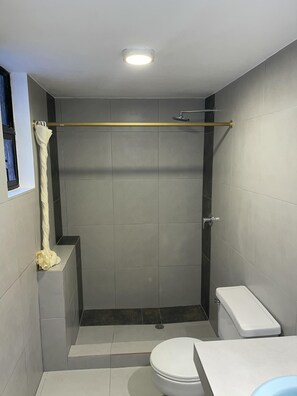 Een douche, handdoeken