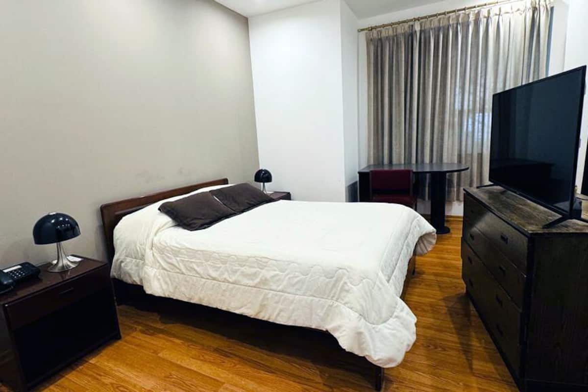 Cortinas blackout, wifi gratis y ropa de cama