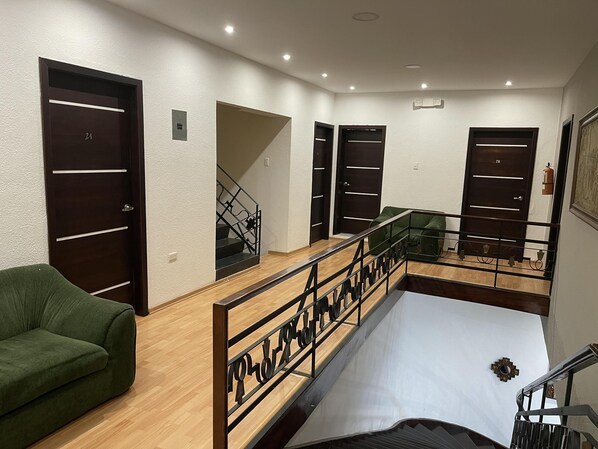 42-inch TV with cable channels - ALSTON INN HOTEL (Quito)