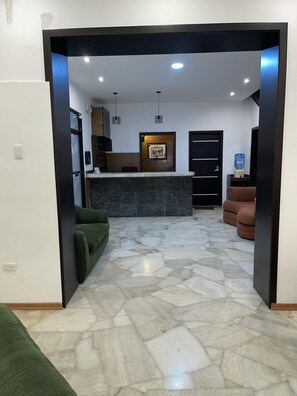 Reception - ALSTON INN HOTEL (Quito)