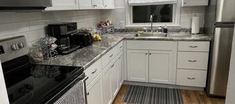 Walk to Knoxville Raceway! 3BR, Fire Pit, Near Lake Red Rock & Pella