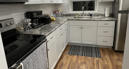 Walk to Knoxville Raceway! 3BR, Fire Pit, Near Lake Red Rock & Pella
