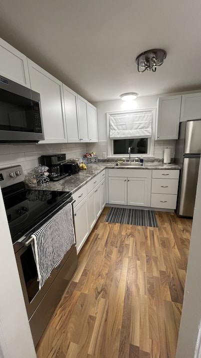 Walk to Knoxville Raceway! 3BR, Fire Pit, Near Lake Red Rock & Pella