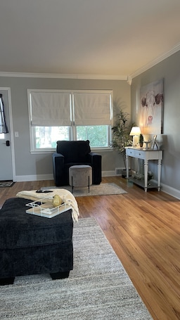 Smart TV. Walk to Knoxville Raceway! 3BR, Fire Pit, Near Lake Red Rock & Pella