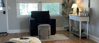 Walk to Knoxville Raceway! 3BR, Fire Pit, Near Lake Red Rock & Pella