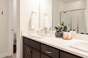 Badewanne, kostenlose Toilettenartikel, Haartrockner, Handtücher