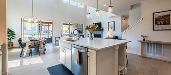 Modern Mountain Golf/Ski/Lake Retreat w/ Hot Tub