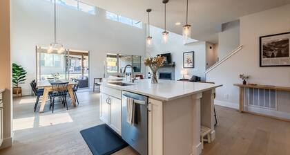 Modern Mountain Golf/Ski/Lake Retreat w/ Hot Tub