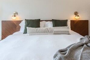 4 bedrooms, desk, iron/ironing board, WiFi