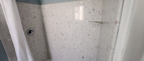 Habitación individual básica, 1 cama King size, para fumadores, refrigerador y microondas | Baño | Amenidades de baño gratuitas, secadora de cabello, toallas