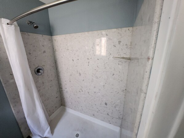 Chambre Simple, 1 très grand lit, fumeur, réfrigérateur et four à micro-ondes | Salle de bain