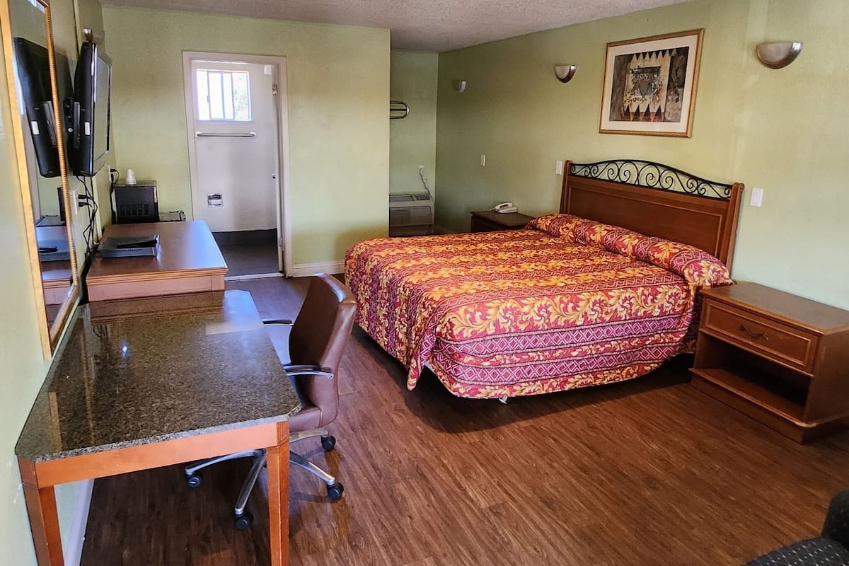 Habitación básica, 1 cama King size, para no fumadores, refrigerador y microondas | Espacio para trabajar con laptop, wifi gratis y ropa de cama