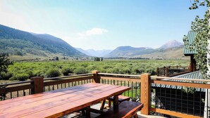 Outdoor dining - Luxurious Crested Butte Home | 4 Bedroom | Walk to Elk | Gas Grill | Mtn Views (Crested Butte)