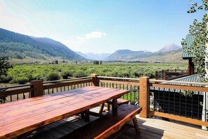 Outdoor dining - Luxurious Crested Butte Home | 4 Bedroom | Walk to Elk | Gas Grill | Mtn Views (Crested Butte)