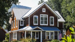 Exterior - Luxurious Crested Butte Home | 4 Bedroom | Walk to Elk | Gas Grill | Mtn Views (Crested Butte)