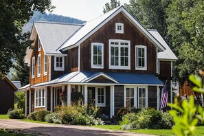 Exterior - Luxurious Crested Butte Home | 4 Bedroom | Walk to Elk | Gas Grill | Mtn Views (Crested Butte)
